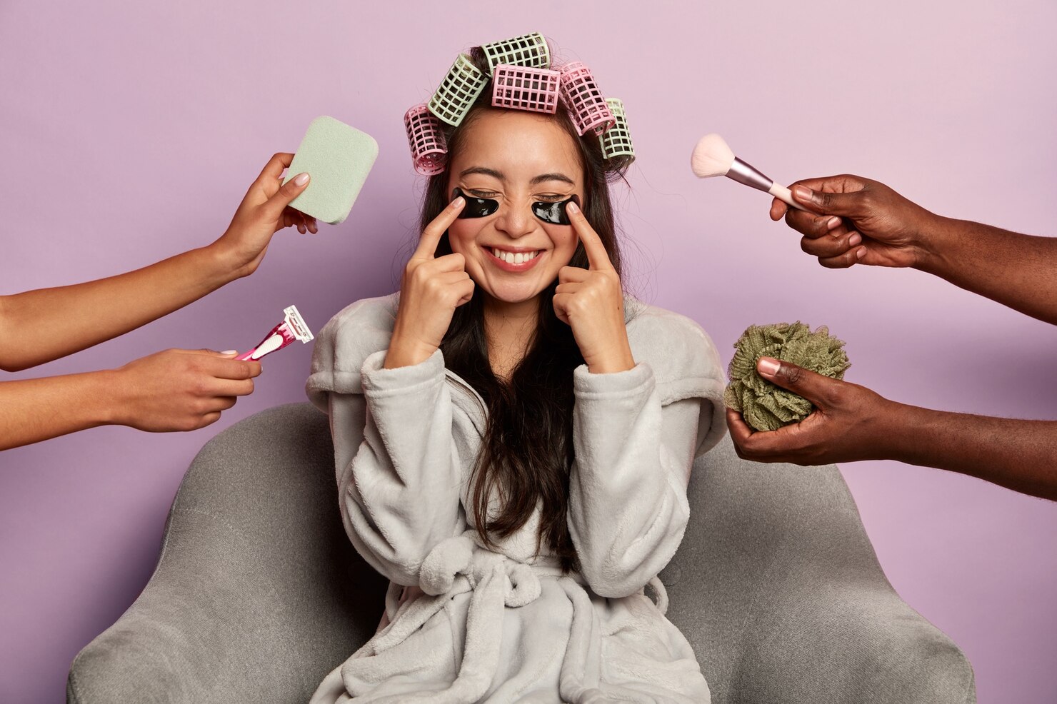 mujer-joven-disfruta-spa-belleza-casa-sentada-bata-bano_273609-37093